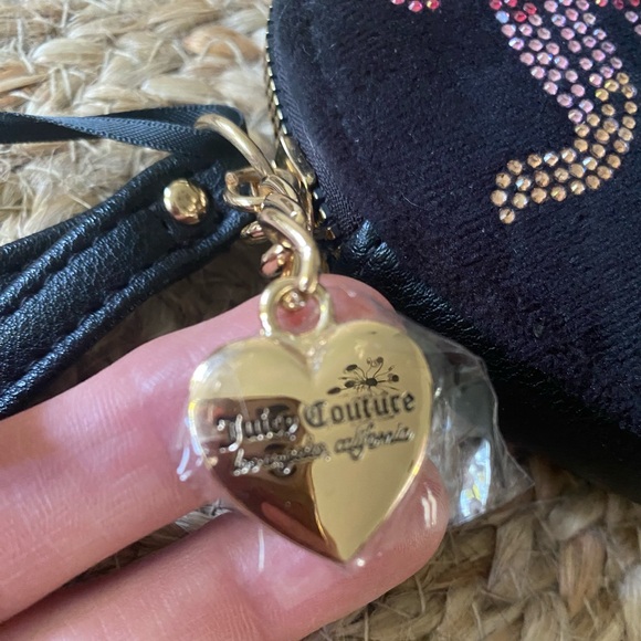 NEW JUICY COUTURE Black Velvet Licorice Heart Zip Around Wristlet 🩷 - Picture 3 of 7